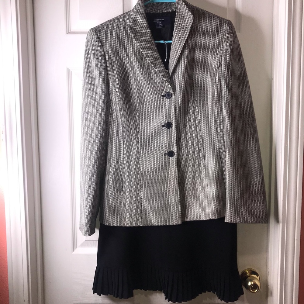 Jones Wear Two Piece Suit